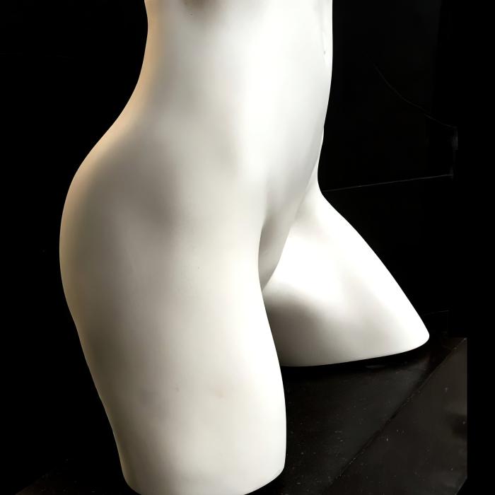 Sculpture en marbre blanc, vue de profil