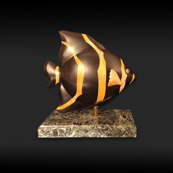 Christian Caudron, sculpture Poisson Ange en marbre Jaune de Sienne et marbre Noir Fin de Belgique.